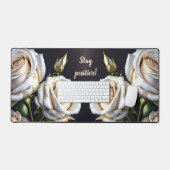 De magnifiques roses blanches aux détails dorés (Clavier et souris)