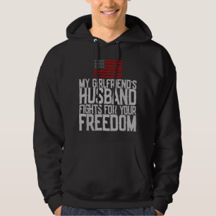 De man van mijn vriendin vecht voor jouw vrijheid hoodie