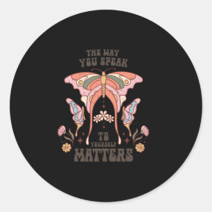 De manier waarop je tegen jezelf praat is; Cottage Ronde Sticker