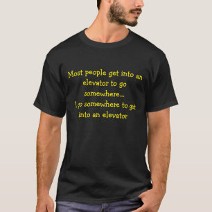 De meeste mensen stappen in een lift om ergens hee t-shirt