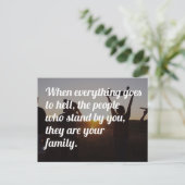 De mensen die achter je staan citeren briefkaart (Staand voorkant)