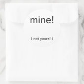 De mijne!, ( niet de jouwe! ) ronde sticker (Tas)
