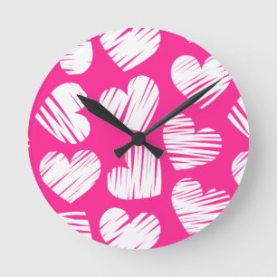 De moderne roze en witte Doodled Heart Valentijnsd Ronde Klok