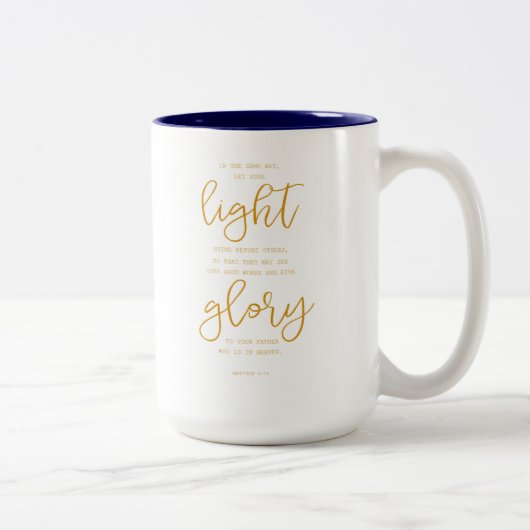 De Mok van koffie met Manuscript - Matthew 5:16 (Rechts)
