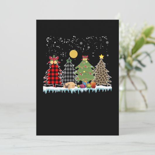 de mopshond slaapt tijdens het kerstseizoen kaart (Staand voorkant)