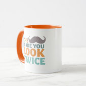 De Mustache maakte dat je er grappige Mok uit ziet (Voorkant links)