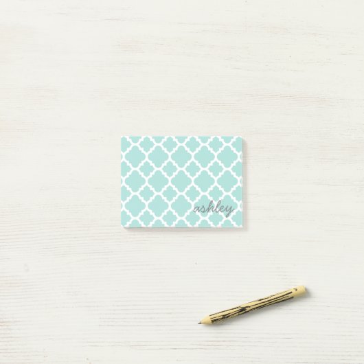 De naam van het Quatrefoil Patroonscript Turquoise Post-it® Notes (Op bureau)