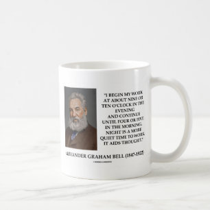 De nacht is een rustiger tijd om het te werken dat koffiemok