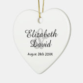 De namen van de bruiloft zijn wit keramisch ornament (Links)