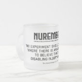 De Neurenberg-code 1947 A. 5 Mok van gebrand glas (Voorkant links)