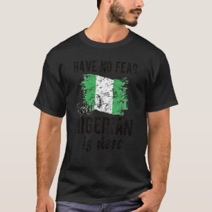 De Nigeriaan is hier Nigeria vlag Nigeriaanse wort T-shirt