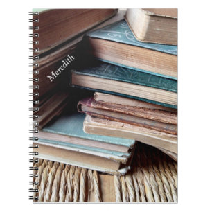 De nombreux livres sur un vieux carnet de chaise