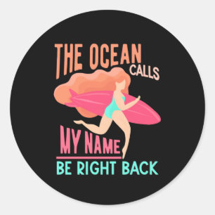 De oceaan roept Surfer op Ronde Sticker