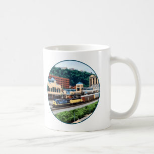 De PA van Pittsburgh - Trein die door het Vierkant Koffiemok