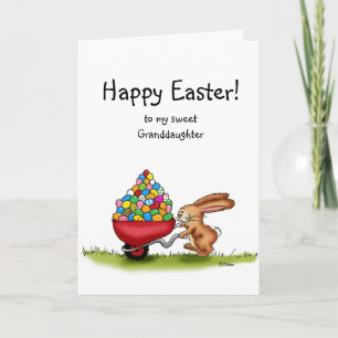 De paashaas beweegt gekleurde eieren in kruiwagen feestdagen kaart