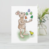 De paashaas jongleert met de paaseieren kaart (Staand voorkant)