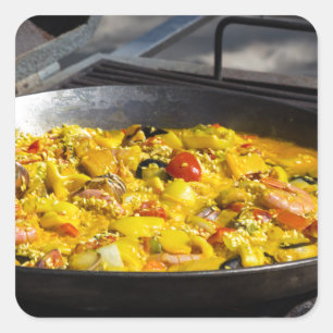 De paella is gekookt op een grill vierkante sticker