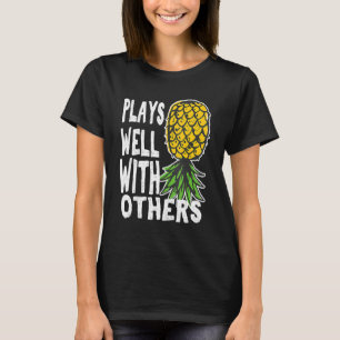 De paren van de zwinger spelen goed met anderen on t-shirt