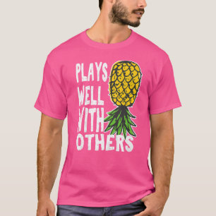 De paren van de zwinger spelen goed met anderen on t-shirt