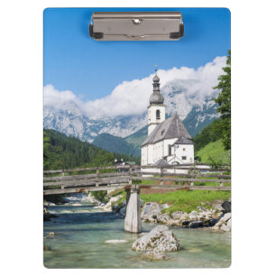 De parochiekerk van Ramsau in Beieren, Duitsland Klembord