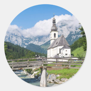De parochiekerk van Ramsau in Beieren, Duitsland Ronde Sticker