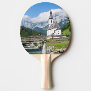 De parochiekerk van Ramsau in Beieren, Duitsland Tafeltennisbatje