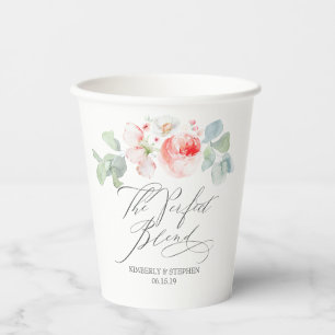 De perfecte combinatie van elegante roze bloemen papieren bekers