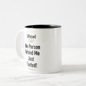 De persoon achter mij heeft net gekaapt. tweekleurige koffiemok (Voorkant links)
