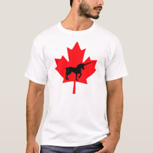 De pièce en t étrange de licorne de T-shirt noir