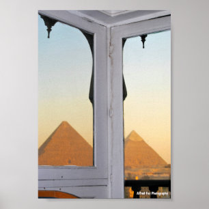 De Piramides van Giza vanuit het Hotel Pyramisa Poster