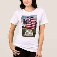 De plaats van een vrouw in het T-shirt van het ver