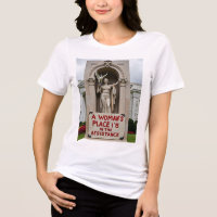 De plaats van een vrouw in het T-shirt van het ver