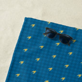 De Plage Bleu avec or Accent Houndstooth Beach Serviette (En situation)