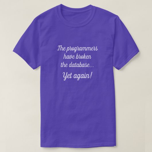 "De programmeurs hebben de database gebroken..." T-shirt (Design voorkant)