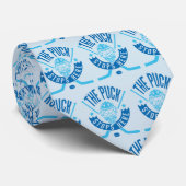 De Puck houdt hier het Hockey Goalie Stropdas (Opgerold)