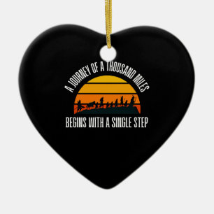 De reis van duizend mijlen begint met een lied keramisch ornament