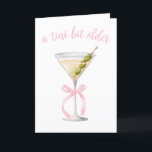 De Remerciements Dirty Martini - Tini Bit Carte Anniversaire<br><div class="desc">Cette carte de voeux comporte un portrait d'aquarelle d'un martini sale avec un arc en ruban rose attaché autour de sa tige avec la légende "un "tini un peu plus vieux".</div>