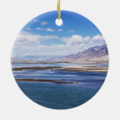 De rivier de Brahmaputra en het berglandschap - Ti Keramisch Ornament (Achterkant)