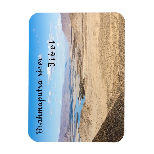 De rivier de Brahmaputra en het woestijnlandschap  Magneet (Verticaal)
