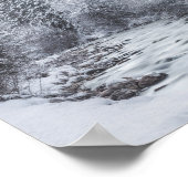 De rivier die door het winterbos Mojstrana stroomt Poster (Hoek)