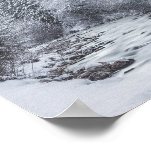 De rivier die door het winterbos Mojstrana stroomt Poster (Hoek)