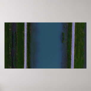 De rivier langs de weg poster