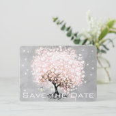 De roze Bladerstructuur van het hart slaat de datu Save The Date (Staand voorkant)