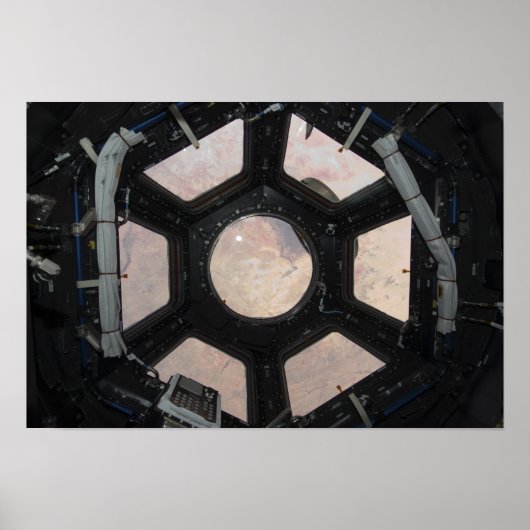 De Sahara is zichtbaar door de ramen Poster (Voorkant)