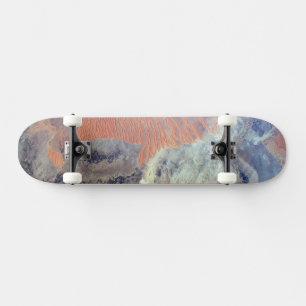 De Saharawoestijn in Algerije, Noord-Afrika. Skateboard