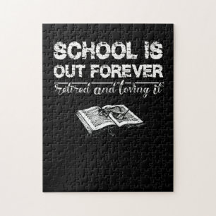 De school is uit voor altijd gepensioneerd en houd legpuzzel