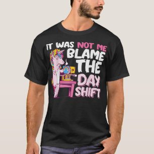 De schuld van de Day Shift Funny Unicorn drink Cof T-shirt