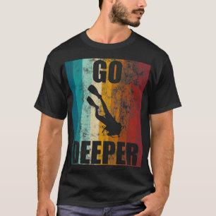 De scuba van de terugkeer duikt dieper onderaan V T-shirt