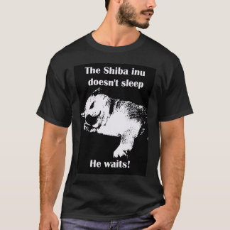 De Shiba Inu slaapt niet T-shirt