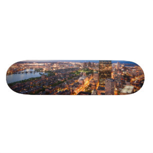 De skyline van Boston bij schemering Skateboard